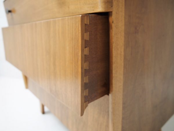 light Oak three drawer chest on splayed legs - Image 10