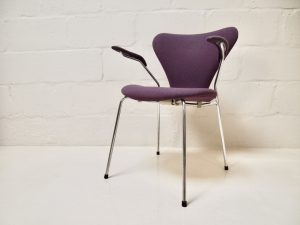 Arne Jacobsen series 7 chair model 3207